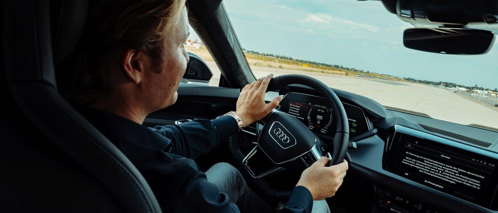 Beim Greentech Festival 2022 fuhr Nico Rosberg mit Elektroautos über die ehemalige Landebahn.