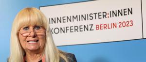 14.06.2023, Berlin: Iris Spranger (SPD), Innensenatorin von Berlin, begrüßt die Teilnehmer der Innenministerkonferenz (IMK). Berlin hat im Jahr 2023 den Vorsitz der IMK. Foto: Jörg Carstensen/dpa +++ dpa-Bildfunk +++