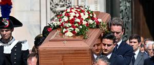 Der mit weißen, roten und grünen Blumen geschmückte Sarg wurde am Mittwoch von Berlusconis Villa in Arcore aus durch die ganze Stadt gefahren.