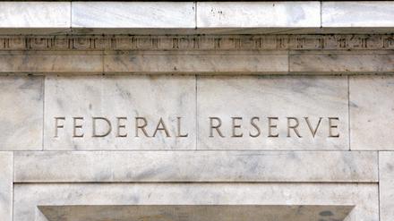 Die US-Notenbank Fed legt eine Zinspause ein.
