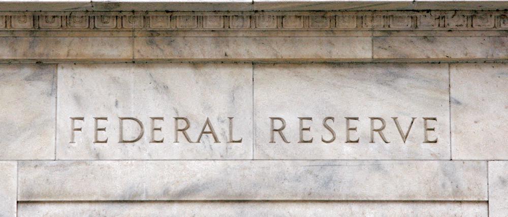 Die US-Notenbank Fed legt eine Zinspause ein.