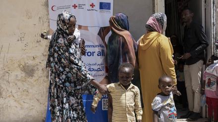 Wegen des Krieges im Sudan müssen zahlreiche Menschen in andere Länder, wie hier nach Ägypten, fliehen.