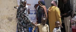 Wegen des Krieges im Sudan müssen zahlreiche Menschen in andere Länder, wie hier nach Ägypten, fliehen.