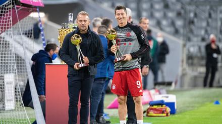 2020 waren sie noch in einem Team beim FC Bayern. Flick (i.) die Trophäe „Trainer des Jahres“ in den Händen, Lewandowski die für den „Spieler des Jahres“.