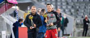 2020 waren sie noch in einem Team beim FC Bayern. Flick (i.) die Trophäe „Trainer des Jahres“ in den Händen, Lewandowski die für den „Spieler des Jahres“. 