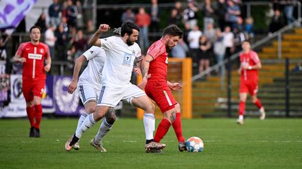 Tennis Borussia (l. Tim Oschmann) gegen Lichtenberg 47 (hier Christian Gawe), diese Partie gibt es zukünftig in der Oberliga.