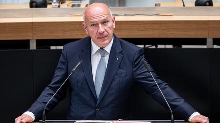 Kai Wegner (CDU), Regierender Bürgermeister von Berlin, will sich mit Enteignungen eigentlich lieber nicht befassen.