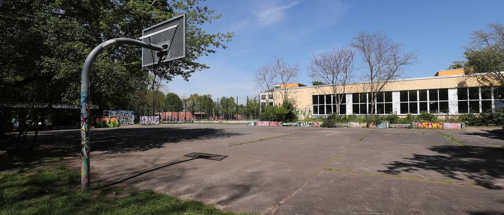 Die Aktionsfläche „Platte“ an Ecke Knobelsdorff-/Haeckelstraße, im Hintergrund das Hannah-Arendt-Gymnasium.