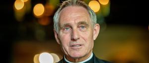 Erzbischof Georg Gänswein spricht im Europa-Park während eines dpa-Interviews.