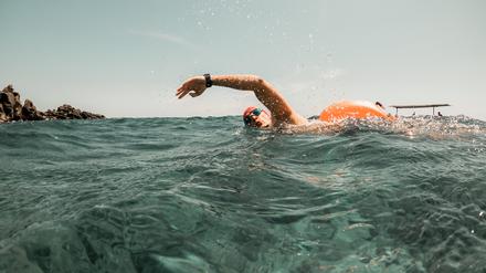 Wild Swimming sollte man immer nur mit Badekappe machen.