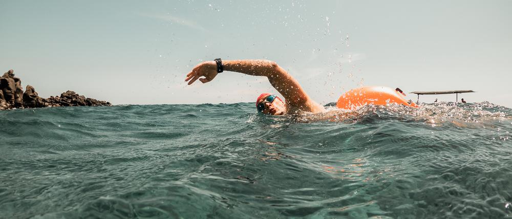 Wild Swimming sollte man immer nur mit Badekappe machen.
