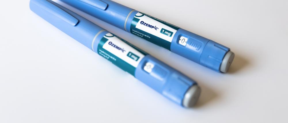 Bei der Originalspritze des Herstellers Novo Nordisk ist der drehbare Ring im hinteren Bereich demnach hellblau. Bei der Fälschung ist er grau. Der Injektionsknopf am Ende der Spritze ist bei der Originalspritze grau und bei der Fälschung blau.