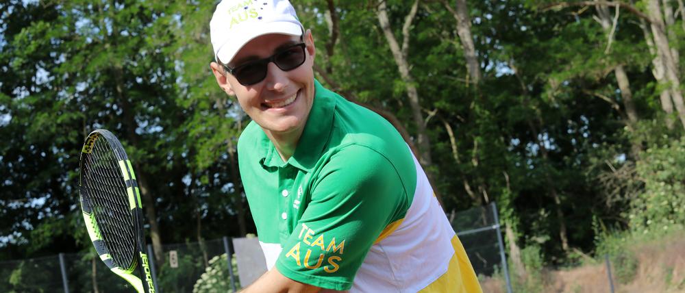 Der australische Tennisspieler Alex Baker startet bei den Special Olympics.