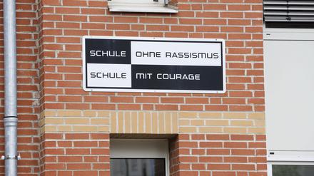Das Schild an der Wand der Friedrich-Wilhelm-von-Steuben Gesamtschule in Potsdam. Die Schule wurde 2009 Teil des Netzwerks. 