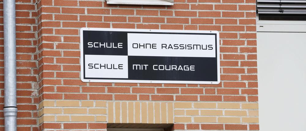 Das Schild an der Wand der Friedrich-Wilhelm-von-Steuben Gesamtschule in Potsdam. Die Schule wurde 2009 Teil des Netzwerks.