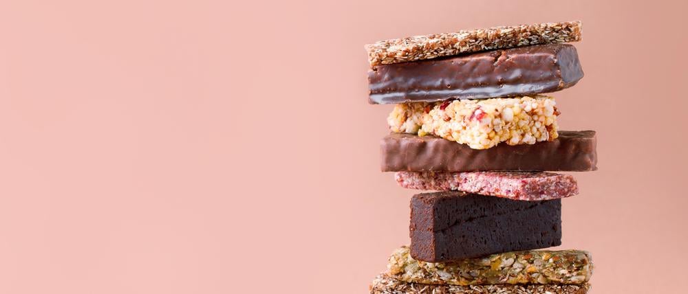Manche Proteinriegel enthalten tierische Eiweiße.