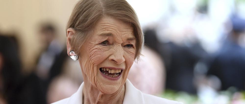 Glenda Jackson, britische Schauspielerin, nimmt an der Benefizgala des Costume Institute des Metropolitan Museum of Art anlässlich der Eröffnung der Ausstellung „Camp: Notes on Fashion“ Ausstellung teil.
