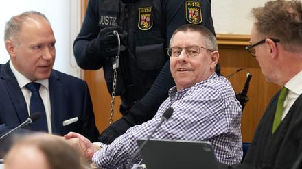 Der Angeklagte Sven Birkmann (M) sitzt im Gerichtssaal zwischen seinen Anwälten Philipp Grassl (l) und Stefan Schmidt.