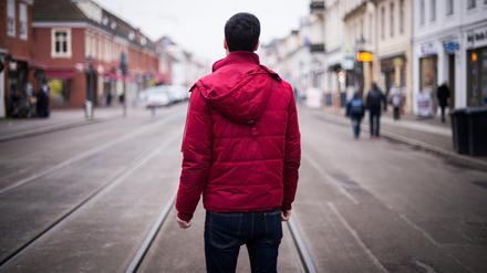 Der Flüchtling Ali steht auf einer Straße. Während in Berlin Angriffe auf schwule und lesbische Paare in die Schlagzeilen geraten, hat man den Eindruck, in Brandenburg lebten Homo- und Transsexuelle sicher.