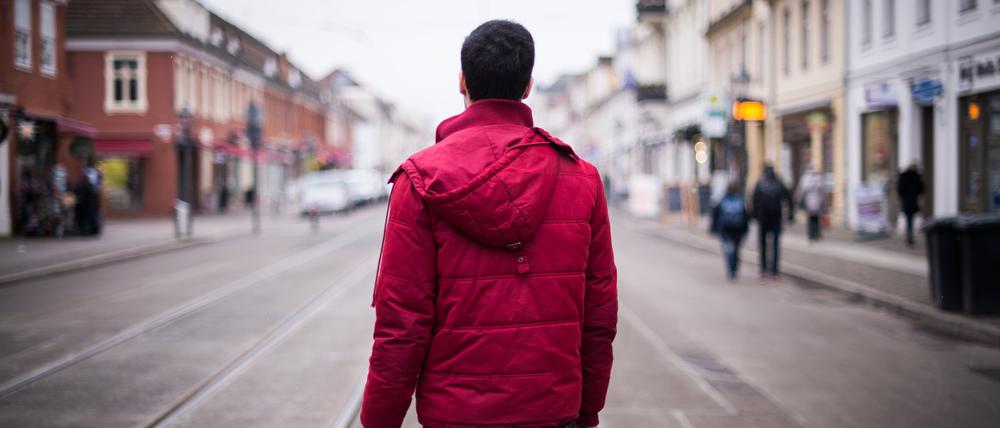 Der Flüchtling Ali steht auf einer Straße. Während in Berlin Angriffe auf schwule und lesbische Paare in die Schlagzeilen geraten, hat man den Eindruck, in Brandenburg lebten Homo- und Transsexuelle sicher.