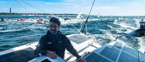 Boris Herrmann vor historischer Kulisse. Vor dem Ehrenmal der Marine in Laboe, das er bei der Stippvisite des Ocean Race mit der „Malizia“ passierte 