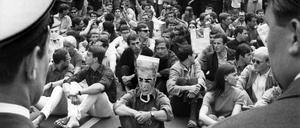 Demonstranten im Sitzstreik werden am 02.06.1967 vor dem Rathaus Schöneberg in Berlin von der Polizei beobachtet. Die Demonstranten protestierten gegen den Besuch des persischen Herrschers Schah Reza Pahlevi. 