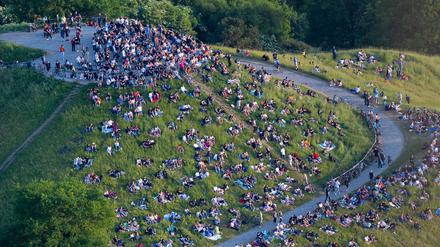 Die Fans warten schon: Zahlreiche Zuschauer verfolgen das Rammstein-Konzert außerhalb des Olympiastadions in München.
