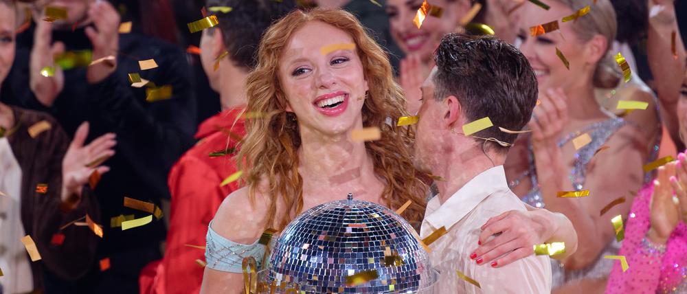 Siegerin Anna Ermakova mit der Trophäe nach dem Finale der Tanzshow Let’s Dance.