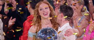 Siegerin Anna Ermakova mit der Trophäe nach dem Finale der Tanzshow Let’s Dance.