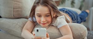 Kind mit Smartphone