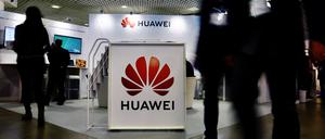 FILE PHOTO: Visitors walk past the Huawei logo at the World Artificial Intelligence Cannes Festival (WAICF) in Cannes, France, February 10, 2023. REUTERS/Eric Gaillard/File Photo