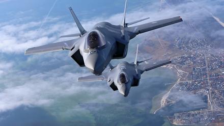 Zwei Kampfflugzeuge vom Typ Lockheed Martin F-35A Lightning II der niederländischen Luftwaffe bei einer Übung über der Danziger Bucht an der polnischen Ostsee.