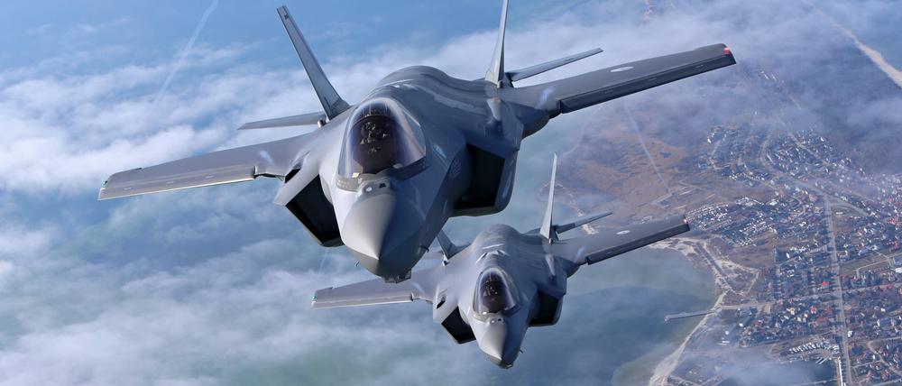 Zwei Kampfflugzeuge vom Typ Lockheed Martin F-35A Lightning II der niederländischen Luftwaffe bei einer Übung über der Danziger Bucht an der polnischen Ostsee.