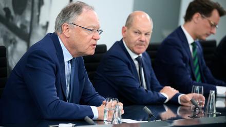 Laut Stephan Weil (l.) sind mit dem Bund noch „weitere Auseinandersetzungen“ über die Flüchtlingskosten nötig.
