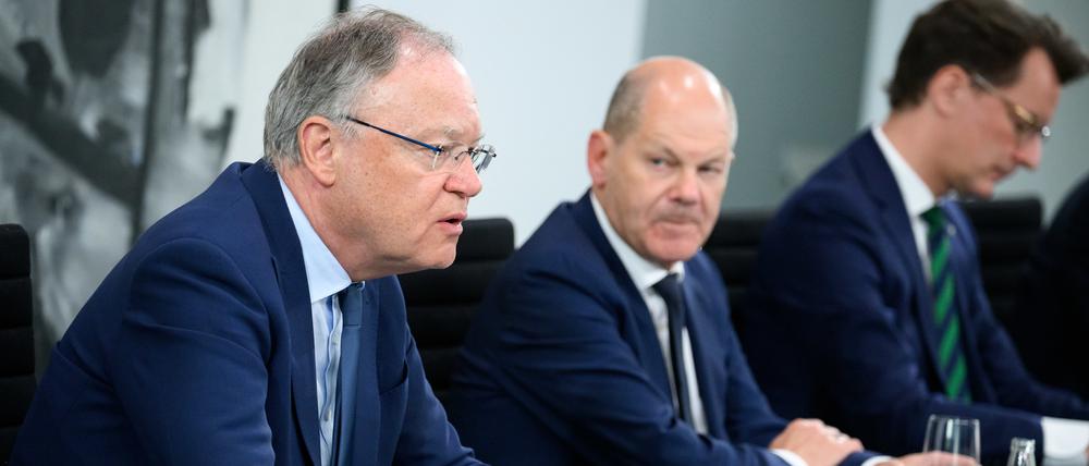 Laut Stephan Weil (l.) sind mit dem Bund noch „weitere Auseinandersetzungen“ über die Flüchtlingskosten nötig.
