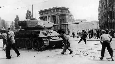 Am 17. Juni protestierten Demonstranten beim Volksaufstand in der DDR gegen sowjetische Panzer.