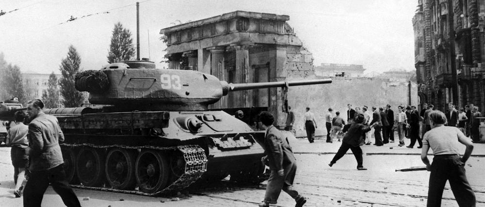 Am 17. Juni protestierten Demonstranten beim Volksaufstand in der DDR gegen sowjetische Panzer.