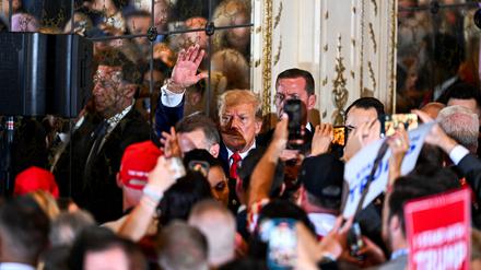 Donald Trump winkt seinen Anhängern zu.