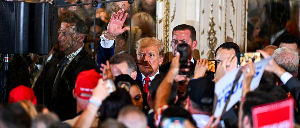 Donald Trump winkt seinen Anhängern zu.