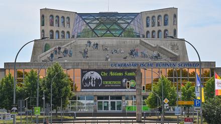 Die Uckermärkischen Bühnen Schwedt. Die Uckermärkischen Bühnen Schwedt sind jetzt ein Denkmal der Ostmoderne. Die für Stadt und Theater überraschende Entscheidung des Landesamtes für Denkmalpflege verhindert vorerst eine dringende Sanierung des größten Gebäudes der Stadt. Freude kommt da nicht auf. +++ dpa-Bildfunk +++