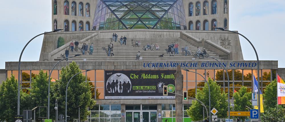 Die Uckermärkischen Bühnen Schwedt. Die Uckermärkischen Bühnen Schwedt sind jetzt ein Denkmal der Ostmoderne. Die für Stadt und Theater überraschende Entscheidung des Landesamtes für Denkmalpflege verhindert vorerst eine dringende Sanierung des größten Gebäudes der Stadt. Freude kommt da nicht auf. +++ dpa-Bildfunk +++