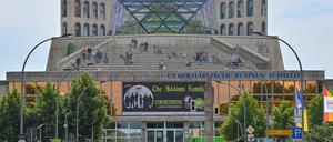 Die Uckermärkischen Bühnen Schwedt. Die Uckermärkischen Bühnen Schwedt sind jetzt ein Denkmal der Ostmoderne. Die für Stadt und Theater überraschende Entscheidung des Landesamtes für Denkmalpflege verhindert vorerst eine dringende Sanierung des größten Gebäudes der Stadt. Freude kommt da nicht auf. +++ dpa-Bildfunk +++