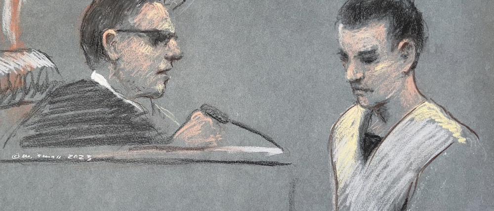 Diese künstlerische Darstellung zeigt Jack Teixeira (r), Militärangehöriger und Verdächtiger in einem US-Geheimdienstskandal, bei seinem Erscheinen vor dem US-Bezirksgericht in Boston im April. 
