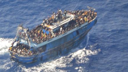 Dieses undatierte, von der griechischen Küstenwache am 14.06.2023 zur Verfügung gestellte Bild zeigt zahlreiche Menschen, auf dem Deck eines Fischerboots, das später vor Südgriechenland kenterte und sank. 