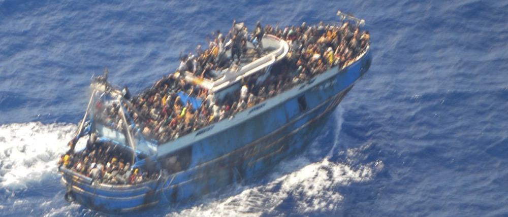 Dieses undatierte, von der griechischen Küstenwache am 14.06.2023 zur Verfügung gestellte Bild zeigt zahlreiche Menschen, auf dem Deck eines Fischerboots, das später vor Südgriechenland kenterte und sank.
