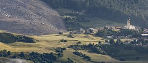 Blick auf das Dorf Brienz-Brinzauls nach einem Felsrutsch (l).