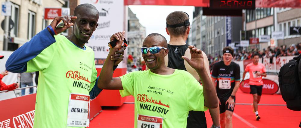 Henry Wanyoike (rechts) mit Begleitläufer Paul Wanyoike