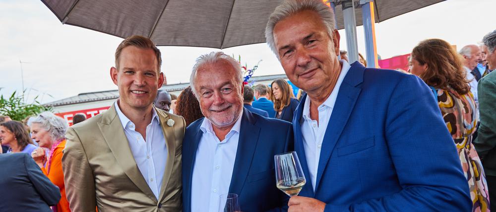 Party mit Aussicht. Bundestagsvizepräsident Wolfgang Kubicki (Mitte) mit Institutsdirektor Hendrik Streeck und Klaus Wowereit (rechts).