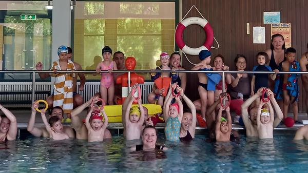 Jubel am Beckenrand : Das Therapiebad am Teltower Damm kann bis Ende 2027 bleiben.