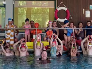 Jubel am Beckenrand : Das Therapiebad am Teltower Damm kann bis Ende 2027 bleiben.